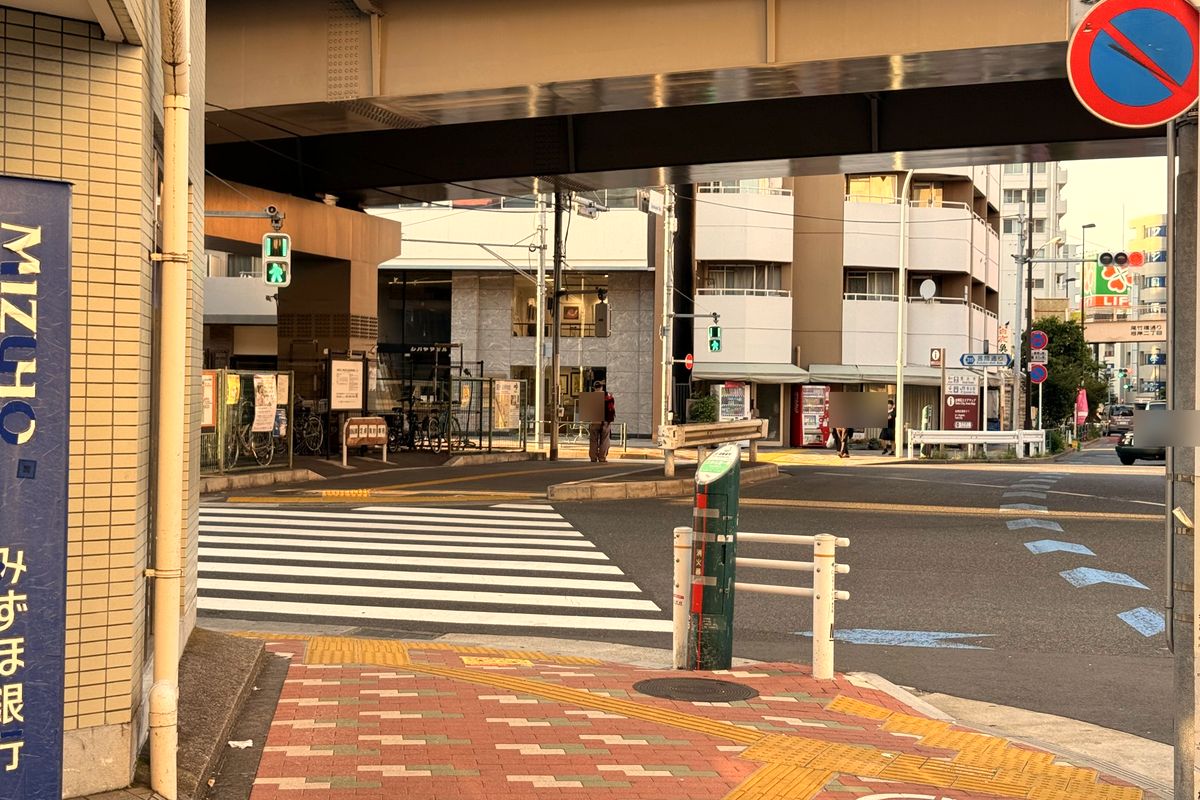 The crossing in front of the Mizuho Bank ATM